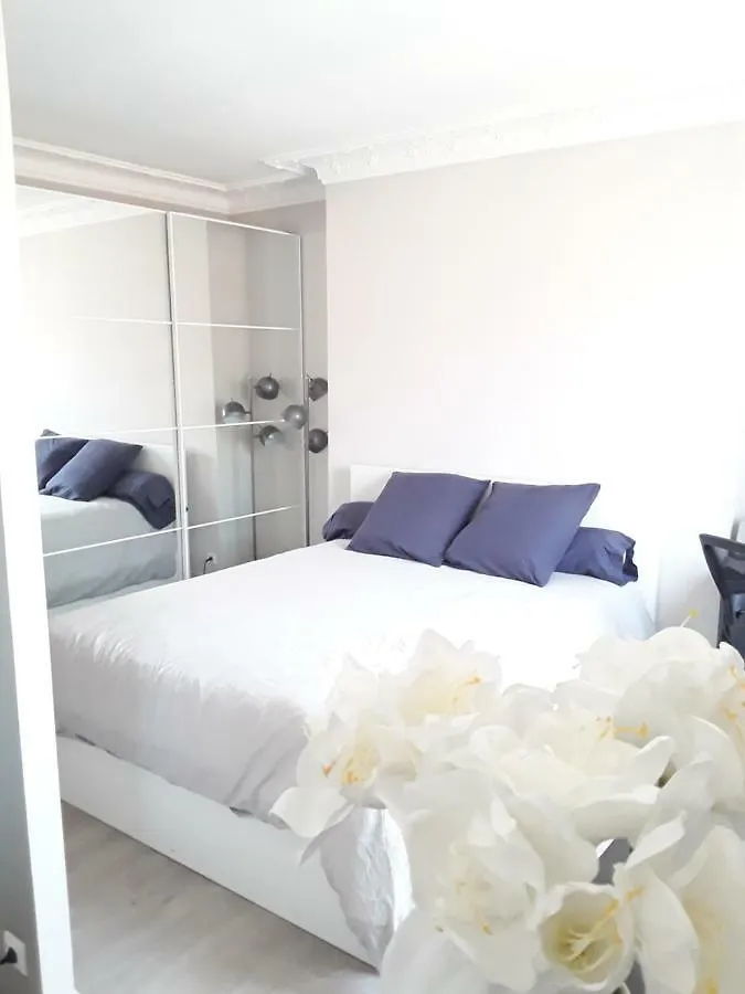 With Car Park - Charonne Neighborhood Apartment